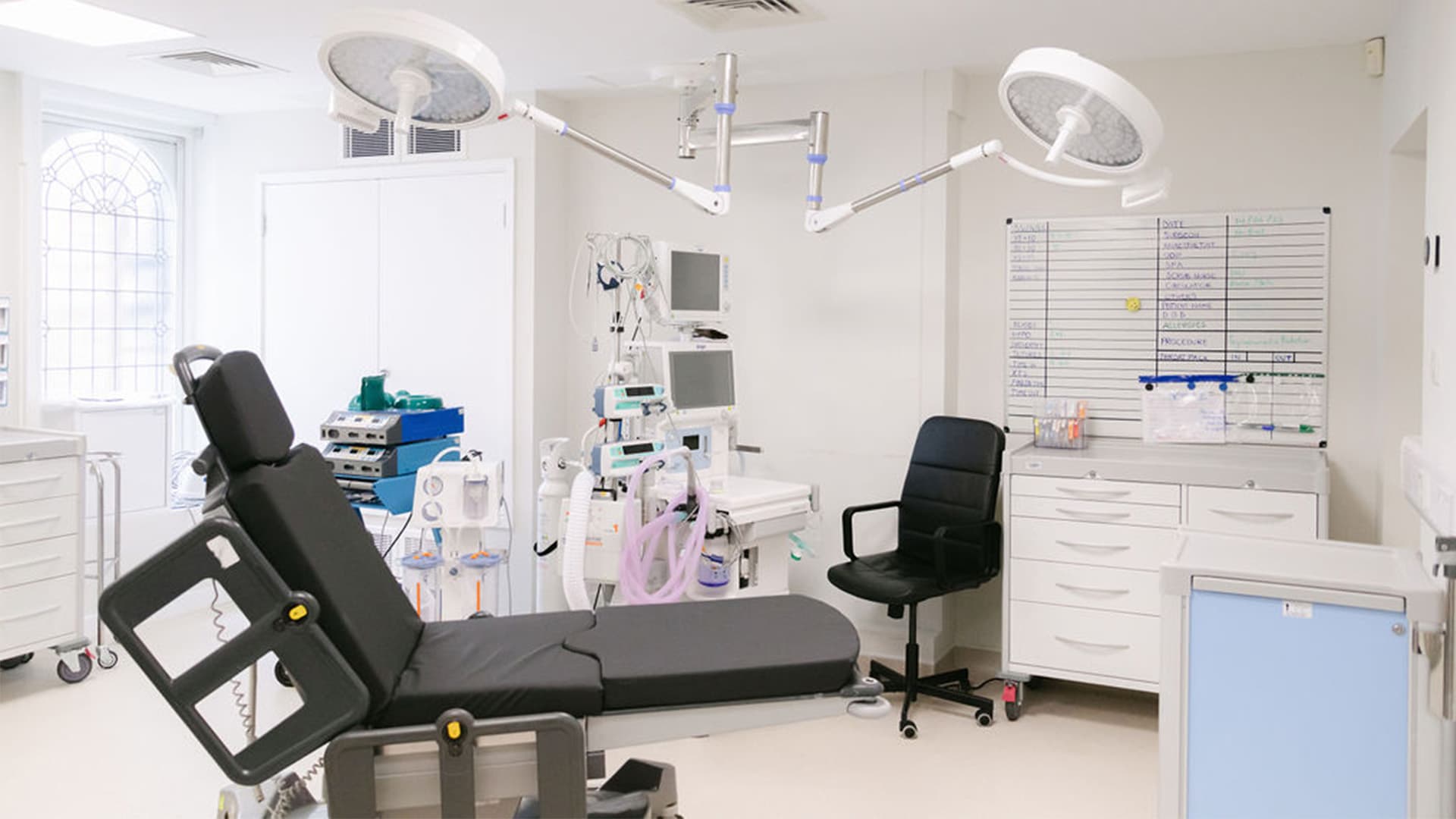 clinic-theatre-instruments-window