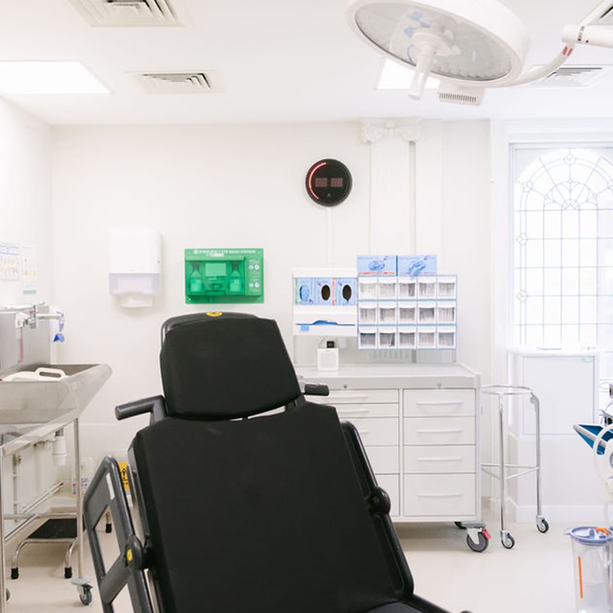clinic-theatre-sink-instruments