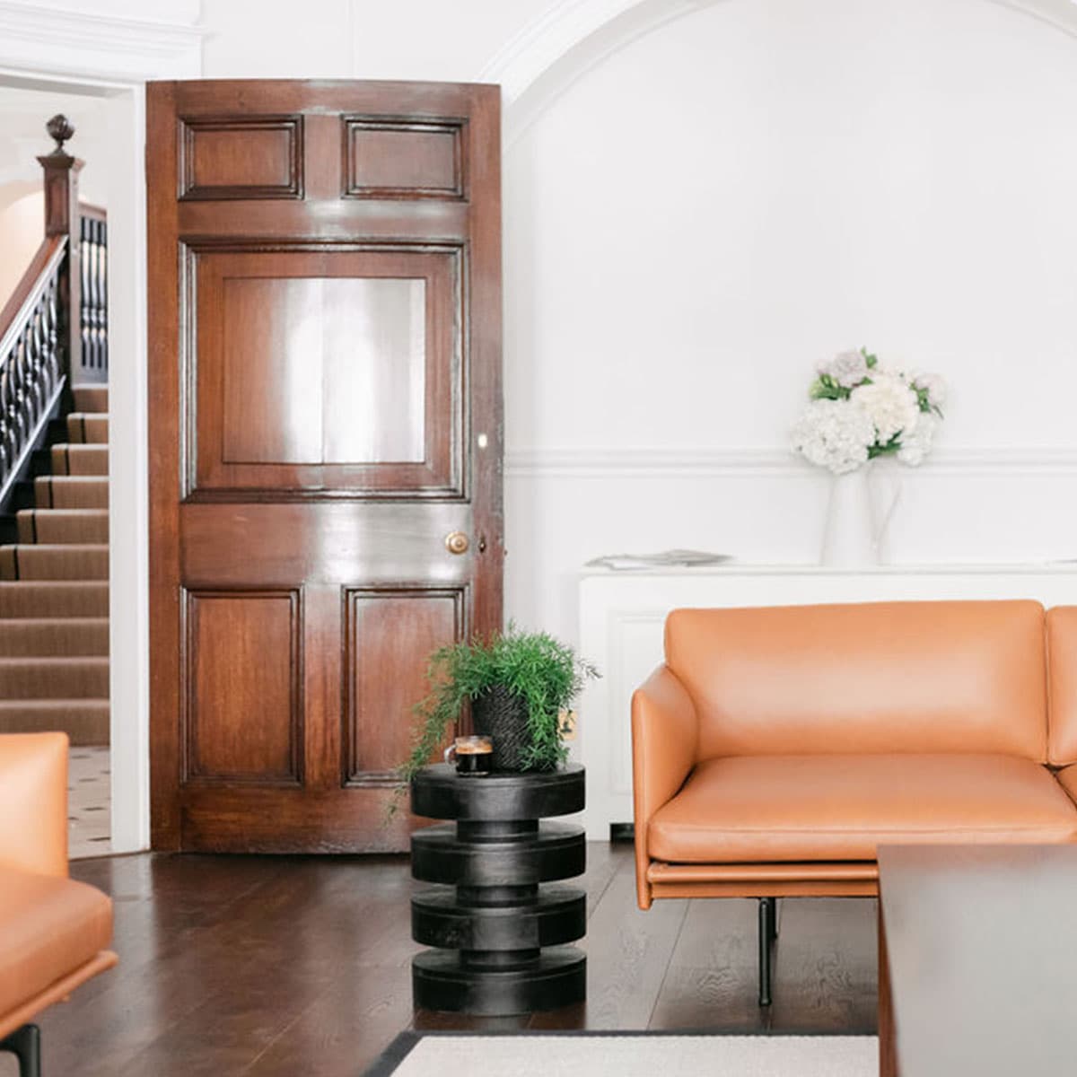 clinic-waiting-room-door-seating